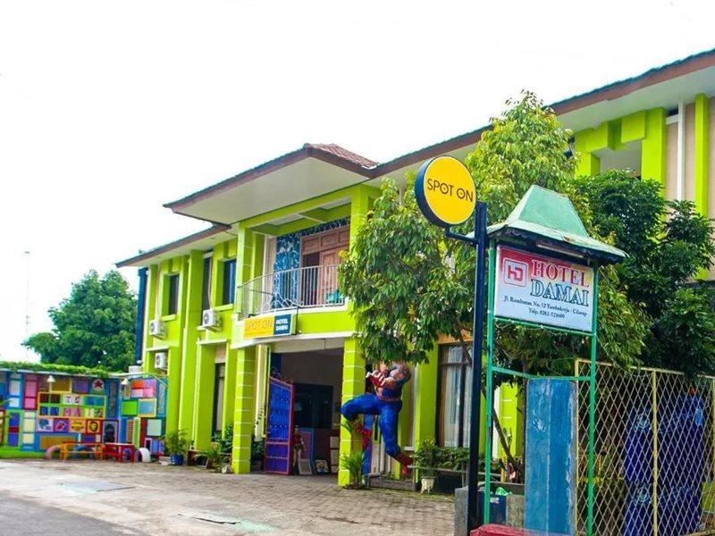 The Paragon Hotel Cilacap Redpartner Esterno foto