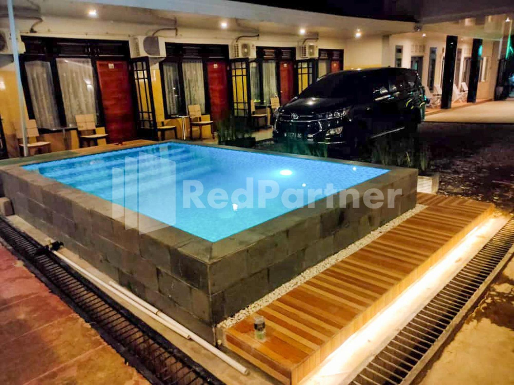 The Paragon Hotel Cilacap Redpartner Esterno foto